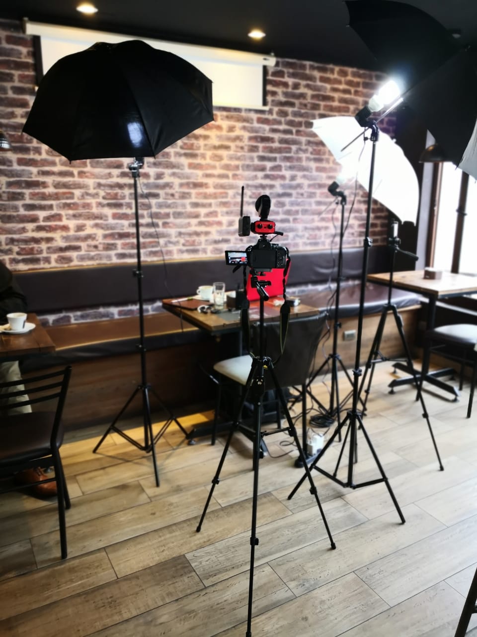 Cámara y trípode grabando en un local comercial